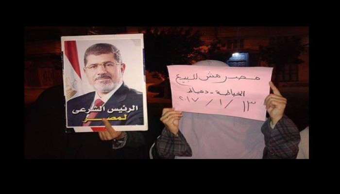 سلسلة بشرية لثوار الخياطة بدمياط ضد حكم العسكر