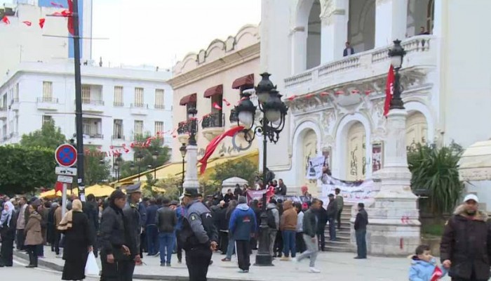 آلاف التونسيين يحيون الذكرى السادسة للثورة