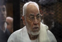 علياء عاكف: والدي يتعرض لقتل ممنهج بمنع الأدوية عنه بـ"قصر العيني"