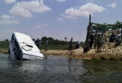 انزلاق سيارة في "ترعة" بايتاي البارود بسبب مياه الأمطار