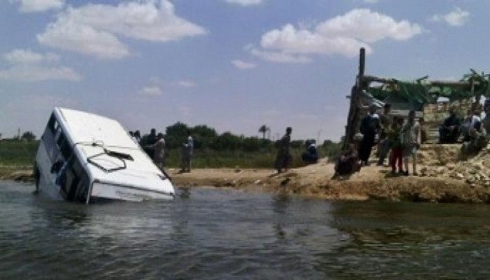 انزلاق سيارة في "ترعة" بايتاي البارود بسبب مياه الأمطار