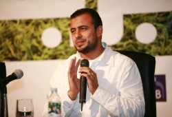 مصطفى حسني يحاضر ضباط داخلية الانقلاب