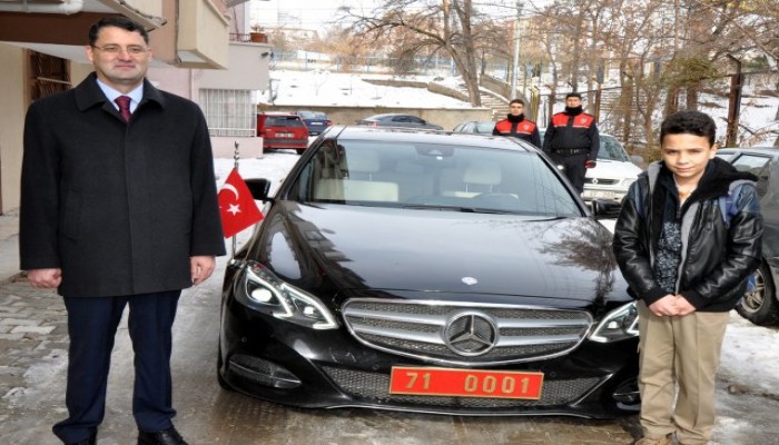 طالب تركي يمازح والي مدينته ويطلب منه إيصاله للمدرسة ليتفاجأ به ينتظره أمام بيته