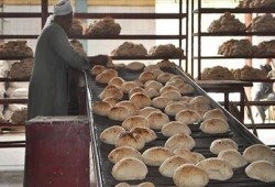 مواطنون بالبحيرة يكشفون تلاعب أصحاب المخابز بـ "130 جوال دقيق"
