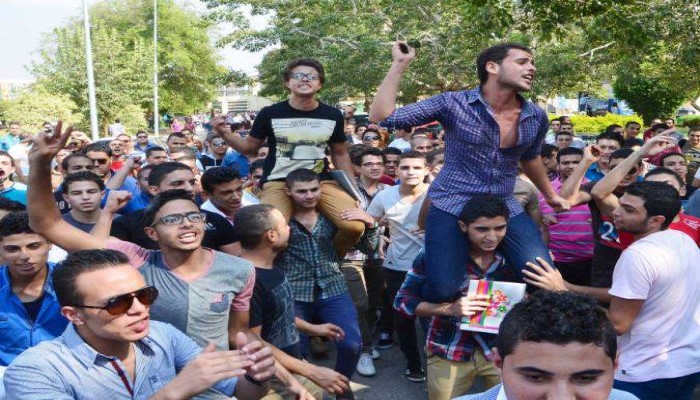 المخابرات تطبع "البوكليت".. والطلاب "مناهج بايظة"