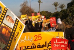 ثوار الحسينية بالشرقية يواصلون تظاهرات مصر مش للبيع