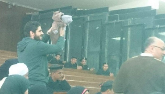 أسامة مرسي يرى طفله الرضيع لأول مرة منذ ولادته في المحكمة (صورة)
