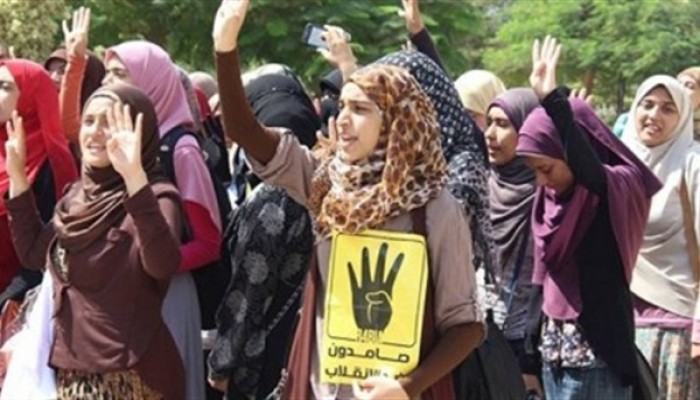 مظاهرات نسائية ضد الانقلاب داخل قطار أبوكبير الزقازيق