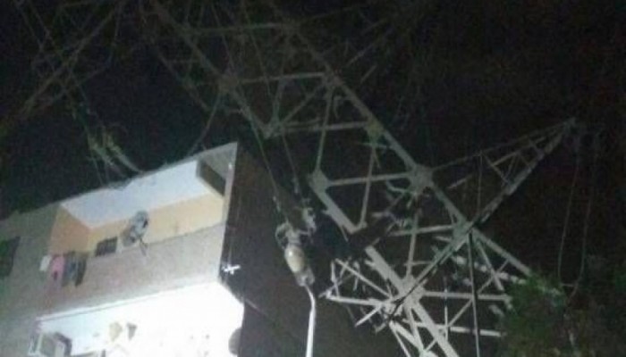 سقوط برج كهرباء على عقار بمدينة السلام