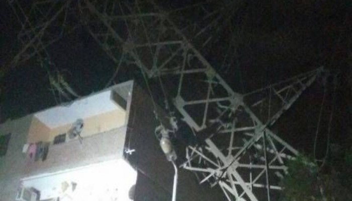 سقوط برج كهرباء على عقار بمدينة السلام
