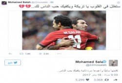 صلاح يؤازر "أبو تريكة": ستظل في قلوب الناس.. ونشطاء: اغسل ايدك من نجاسة بلحة