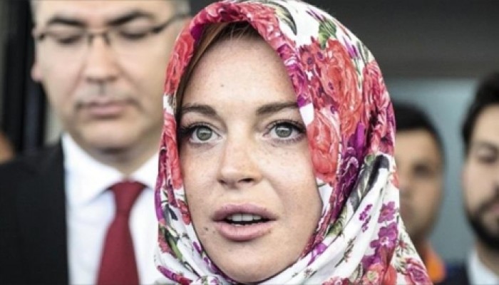 نجمة سينمائية أمريكية تحذف جميع صورها من "التواصل" وتحيي متابيعها بتحية الإسلام