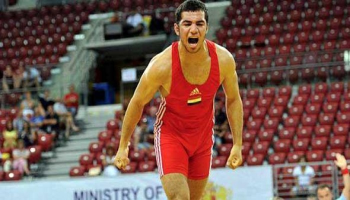 بعد ان رفض الاتحاد المصرى علاج .. بطل مصارع مصرى يلعب تحت علم بلغارية