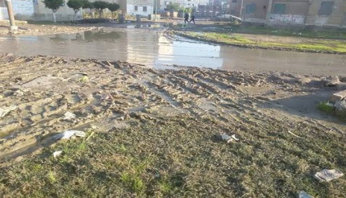 غرق شوارع "كفر الدوار" بمياه الصرف الصحى