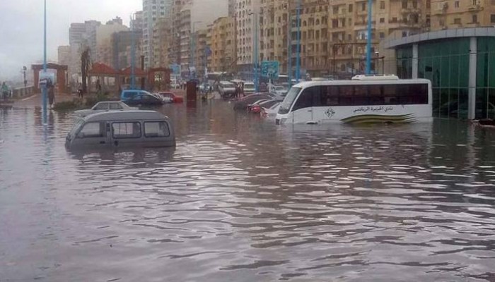 الغارديان: فيضانات وعواصف في الإسكندرية تهدد سكانها