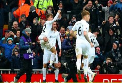 سوانزي يحقق مفاجأة ويهزم ليفربول في عقر داره