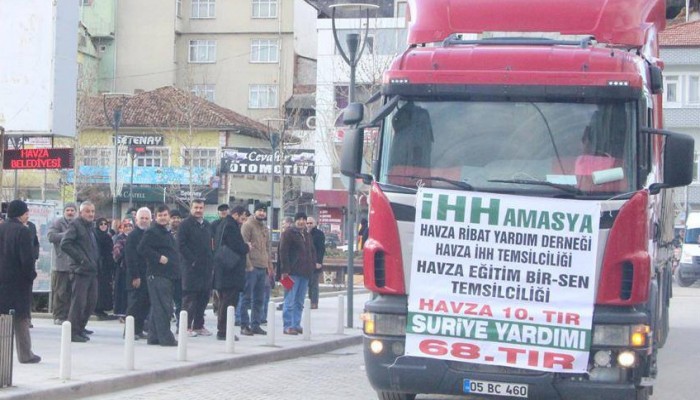 جمعية تركية توزع شاحنات طحين إلى النازحين من حلب السورية