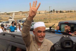 الشيخ رائد صلاح يتقدم مسيرة لآلاف العرب تندد بهدم الاحتلال الصهيوني لمنازلهم