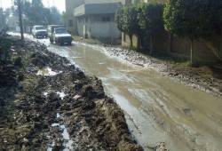 "دير أمس" بأبو حمص غارقة بمياه الامطار والصرف والأهالى يستغيثون