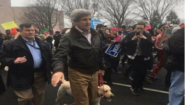 بعد مغادرته منصبه بيوم.. "كيري" يهتف ضد دونالد ترامب