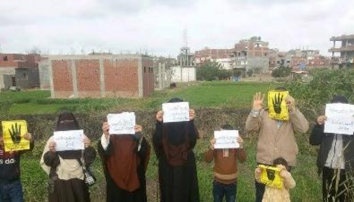 أسرة تتحدى بطش ميليشيات الانقلاب وتخرج وحدها رفضاً للانقلاب العسكري