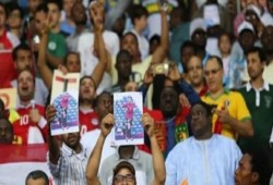 جماهير ترفع لافتة نحن داعمون لأبوتريكة في مباراة مصر وغانا (فيديو)