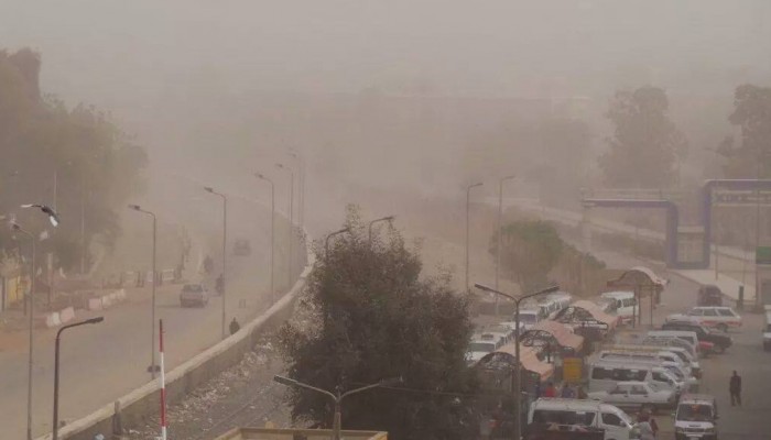 شبورة ترابية مفاجئة بأسوان أثناء زيارة السيسي.. والأهالي: "بركات ابن الفقرية"