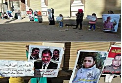 أبناء المعتقلين بمنيا القمح يتظاهرون بصور ذويهم