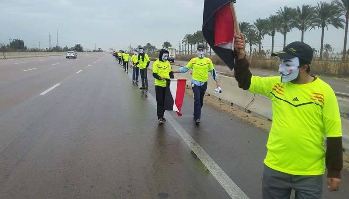 ثوار النوبارية فى سلسلة بشرية مطالبة برحيل العسكر
