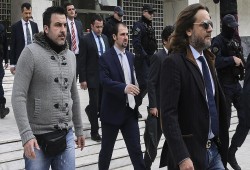 تركيا تطلب من الإنتربول توقيف انقلابيين فروا إلى اليونان