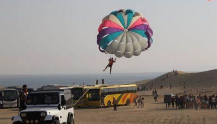 سقوط فتاتين من براشوت بوادى الريان فى الفيوم