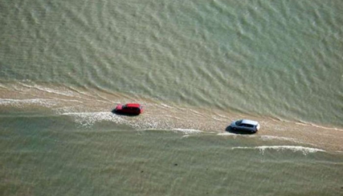 طريق غريب بفرنسا يختفي تحت المياه كل يوم!