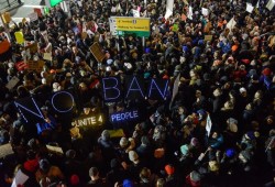 اضطرابات وتظاهرات بمطار كينيدي بنيويورك بعد حظر دخول المسلمين