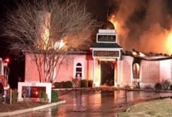 صلّوا في الشارع.. حريق بالمركز الإسلامي في تكساس بعد ساعات من قرار حظر المهاجرين