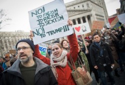 إدارة ترامب : الاطلاع على "حسابات التواصل" شرط دخول المهاجرين إلى أمريكا