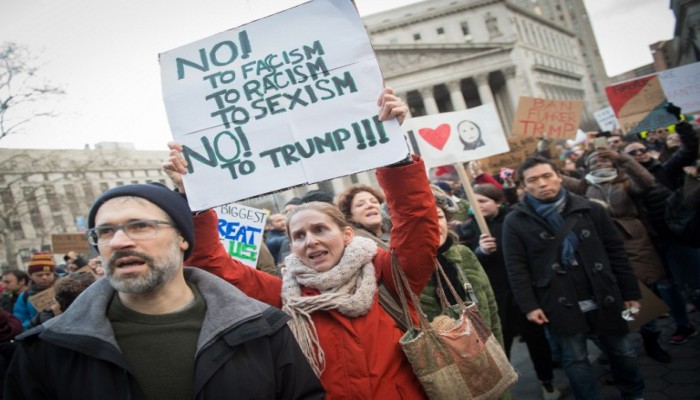 إدارة ترامب : الاطلاع على "حسابات التواصل" شرط دخول المهاجرين إلى أمريكا