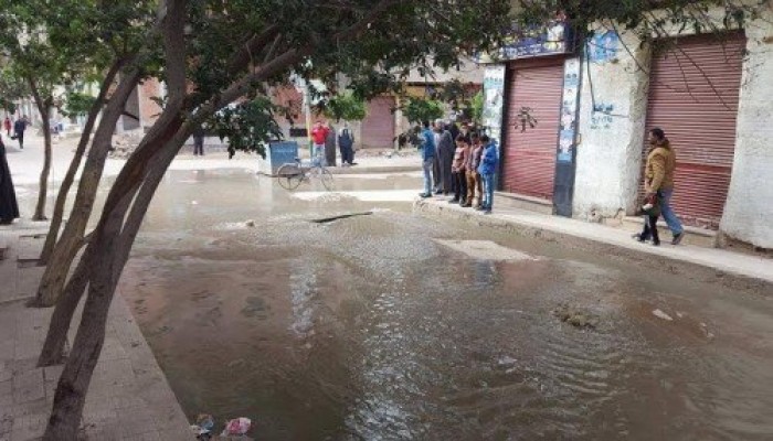 محليات الانقلاب تتجاهل شكاوى أهالى قرية بأبو المطامير من غرقهم فى الصرف الصحى