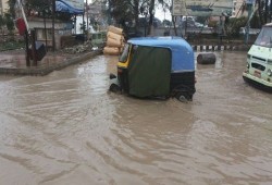 أمطار غزيرة تغرق شوارع بكفر الشيخ.. وتوقف الصيد في بحيرة البرلس