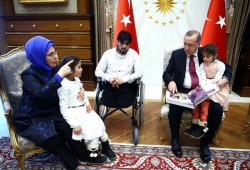 أردوغان يستقبل أسرة الطفلة السورية "دموع"