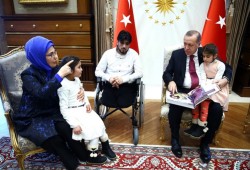 أردوغان يستقبل أسرة الطفلة السورية "دموع"