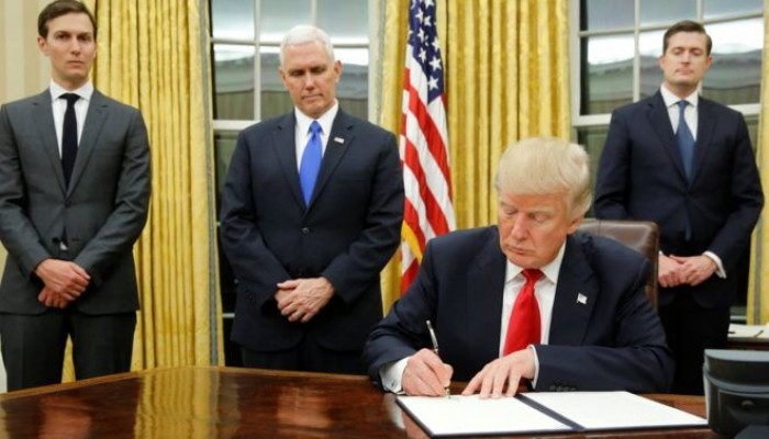 أكثر من 900 مسئول أمريكي يعارضون قرار ترامب