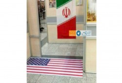 خوفا من ترامب: إيرانيون يطالبون بإزالة علم أمريكا من أسفل أقدام المسافرين في مطار طهران