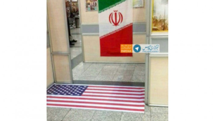 خوفا من ترامب: إيرانيون يطالبون بإزالة علم أمريكا من أسفل أقدام المسافرين في مطار طهران