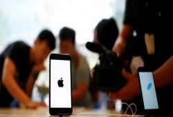 أبل تستعيد الصدارة بمبيعات الهواتف بعد طول غياب