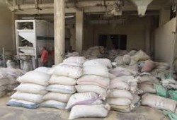 بالفيديو :العسكر يغلقون مضارب الأرز وينهبون قوت الشعب