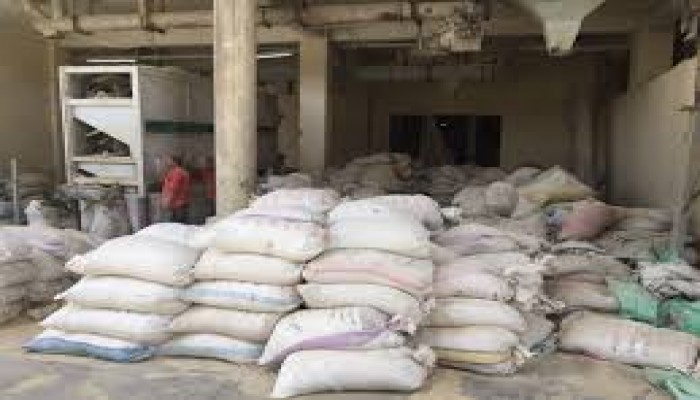 بالفيديو :العسكر يغلقون مضارب الأرز وينهبون قوت الشعب