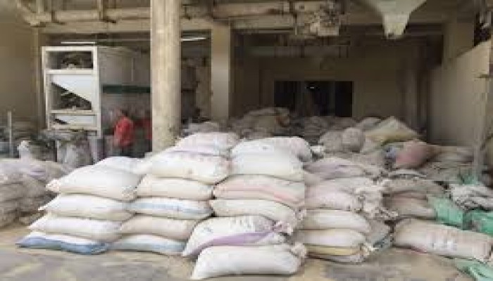 بالفيديو :العسكر يغلقون مضارب الأرز وينهبون قوت الشعب