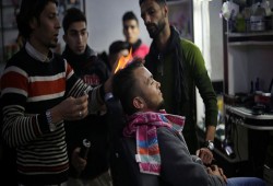 في غزة.. "الحلاقة بالنار" للتغلب على أزمة الكهرباء