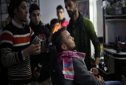في غزة.. "الحلاقة بالنار" للتغلب على أزمة الكهرباء