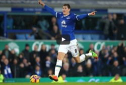 لاعب إيفرتون يخطف الأنظار بحركة لحظة إحرازه الهدف (فيديو)